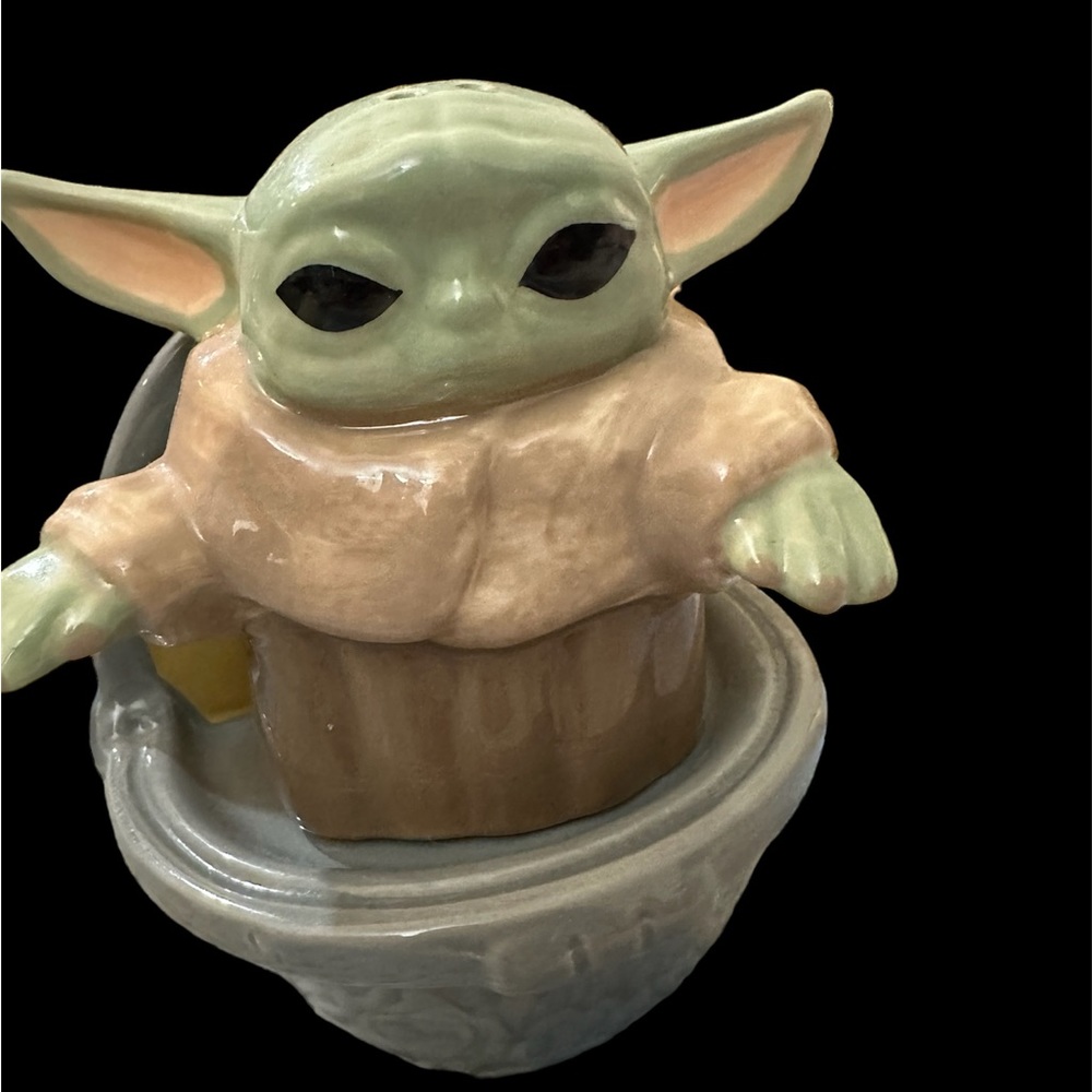 Disney Star Wars Mandalorian baby Yoda salt and pepper shakers